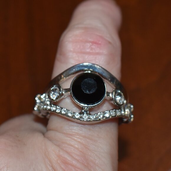 Very Nice Black Stone Stretchy Ring - Picture 2 of 4